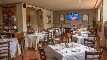 Se sirven comidas, cenas y cocina regional