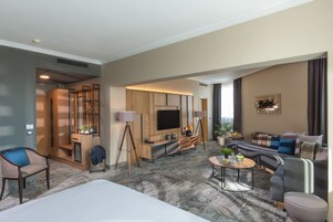 高档床上用品、记忆海绵床垫、迷你吧、客房内保险箱