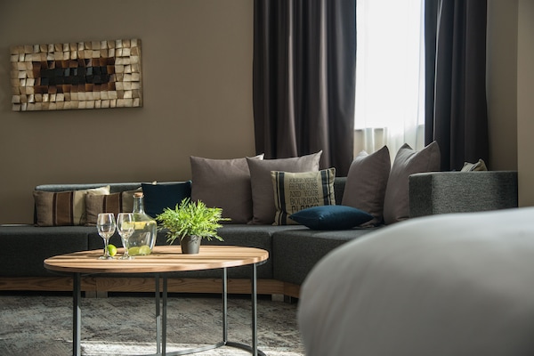 Executive Suite | Premium bedding, memory foam beds, minibar, in-room safe