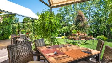 Breakfast, lunch, dinner served; garden views