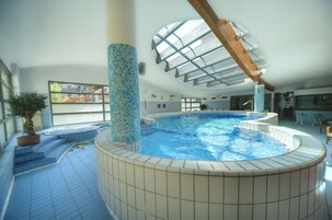 Indoor pool, sun loungers