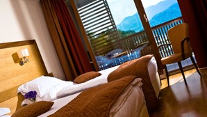 Twin Room, Balcony, Lake Side | 1 多间卧室、防过敏的被褥、迷你吧、客房内保险箱