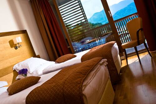 Twin Room, Balcony, Lake Side | 1 Schlafzimmer, Allergikerbettwaren, Minibar, Zimmersafe