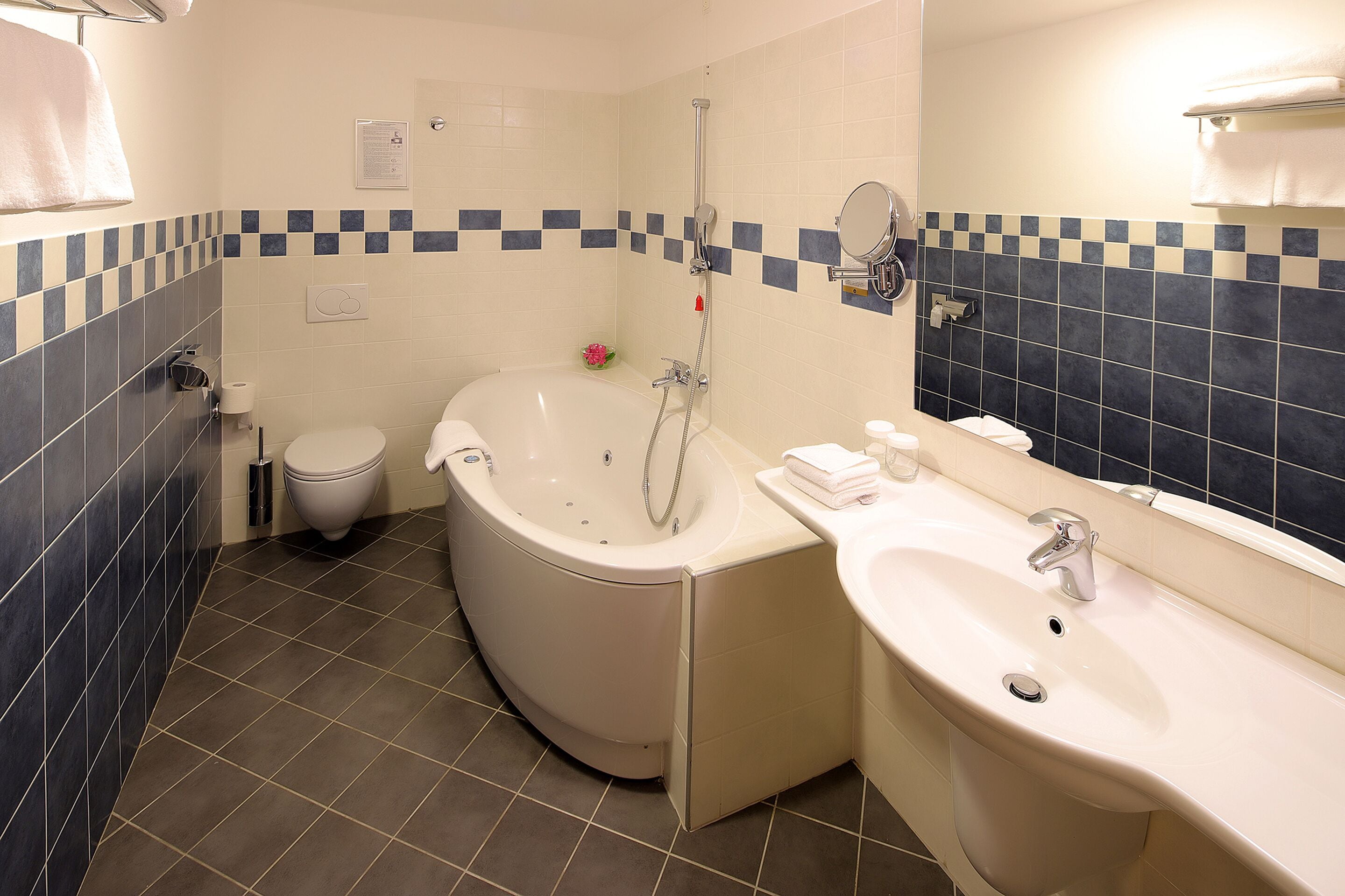 family suite | bathroom | combined shower/bathtub, free toiletries, hair dryer, bathrobes