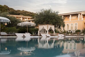 Outdoor pool, pool umbrellas, pool loungers - Nefeli Hotel (Corfu)