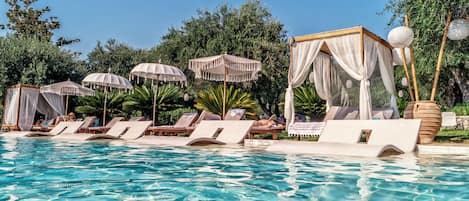 Utomhuspool, parasoller och solstolar