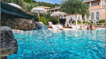 Piscine extérieure, parasols de plage, chaises longues