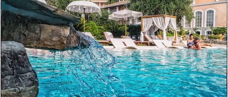 Piscine extérieure, parasols de plage, chaises longues