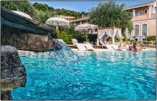 Piscina all'aperto, ombrelloni da piscina, lettini