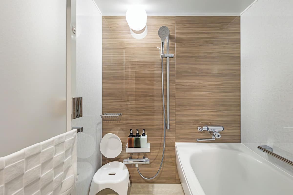 renewal deluxe twin room, non smoking | bathroom | combined shower/bathtub, free toiletries, hair dryer, slippers