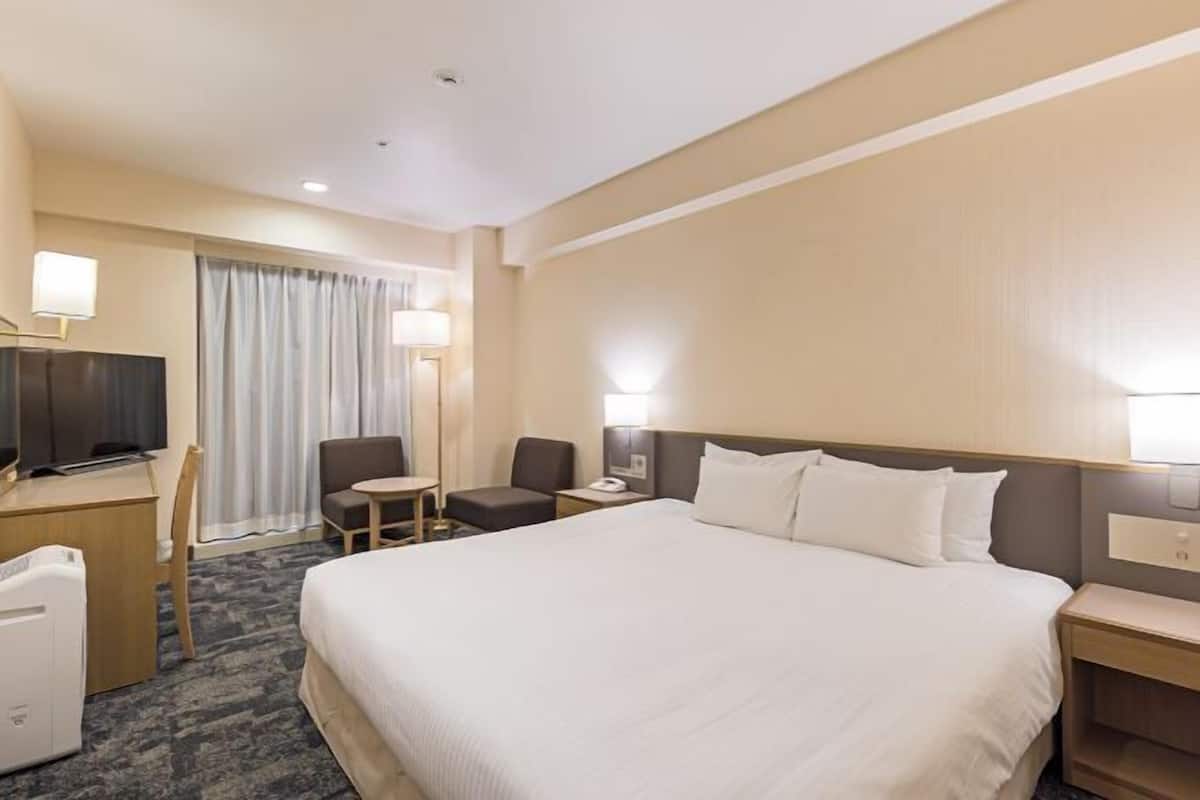 Escritorio, wifi gratis y ropa de cama