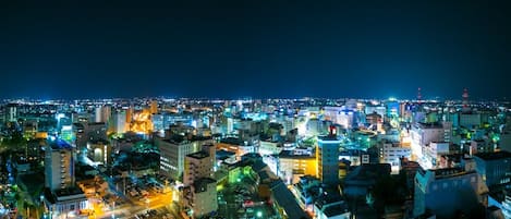 Uma paisagem urbana noturna com edifícios e ruas iluminados.