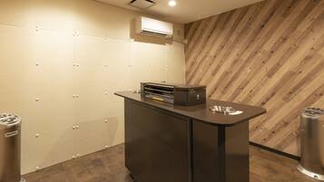 Un baño moderno con pared de madera, un lavabo y un espejo.