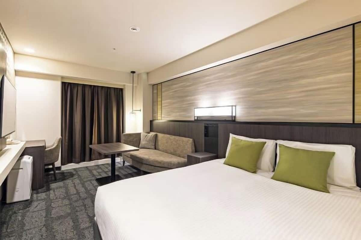 Escritorio, wifi gratis y ropa de cama