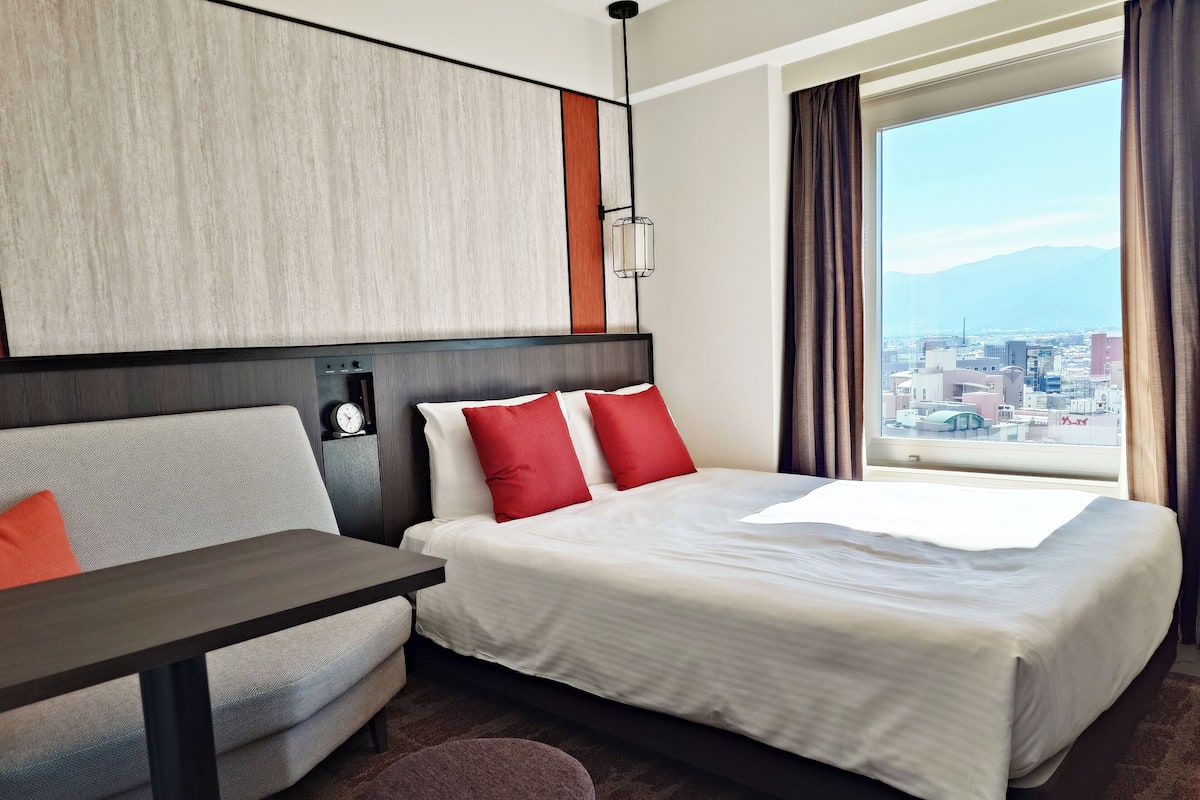 Habitación básica doble, para no fumadores | Escritorio, wifi gratis y ropa de cama