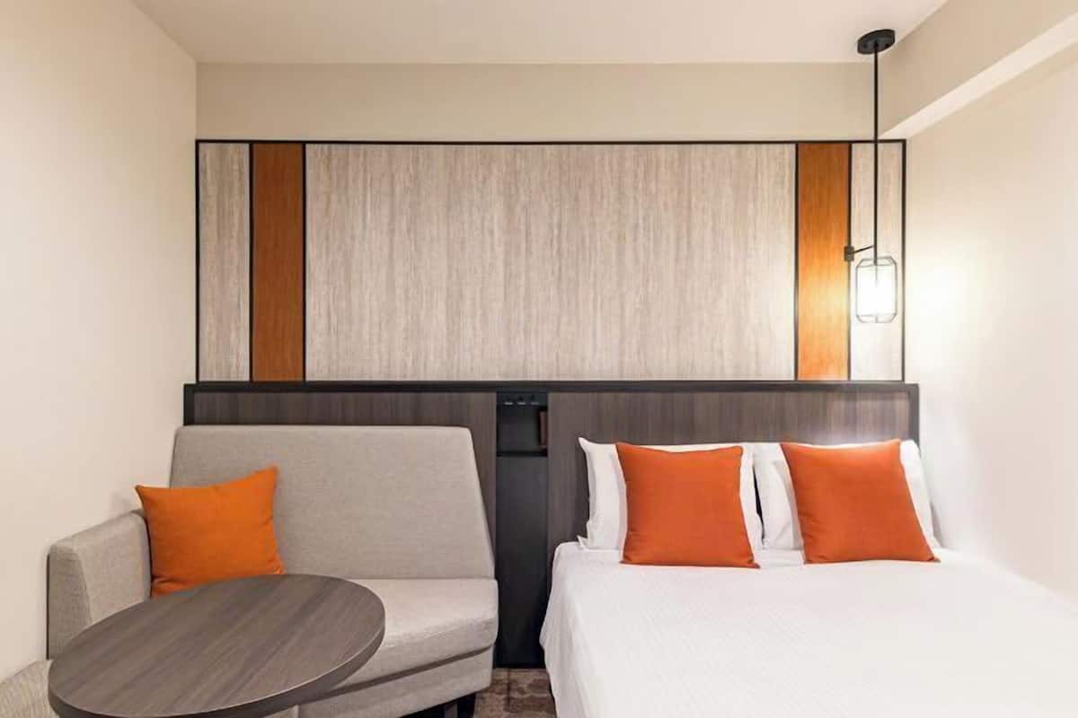 Escritorio, wifi gratis y ropa de cama