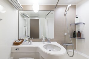 Tina con regadera, amenidades de baño gratuitas, secadora de cabello 