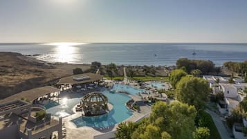Playa privada, camastros, sombrillas y toallas de playa