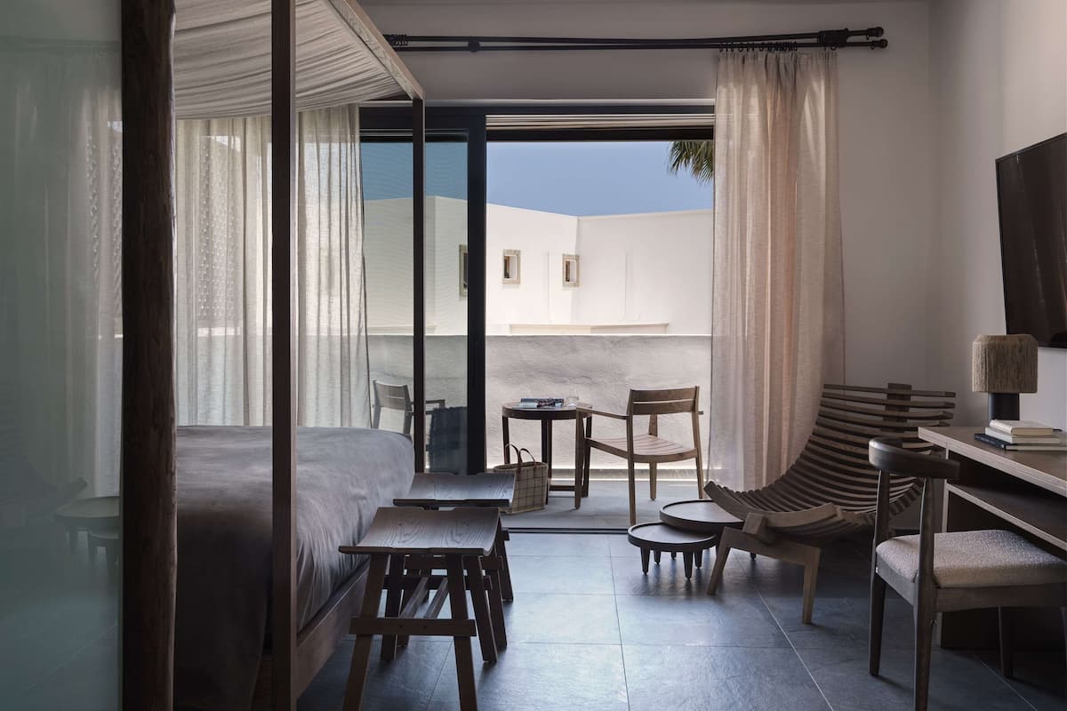 Bohemian One Bedroom Suite, King | Oppholdsområde | En 42-tommers LCD-TV med Parabol-TV