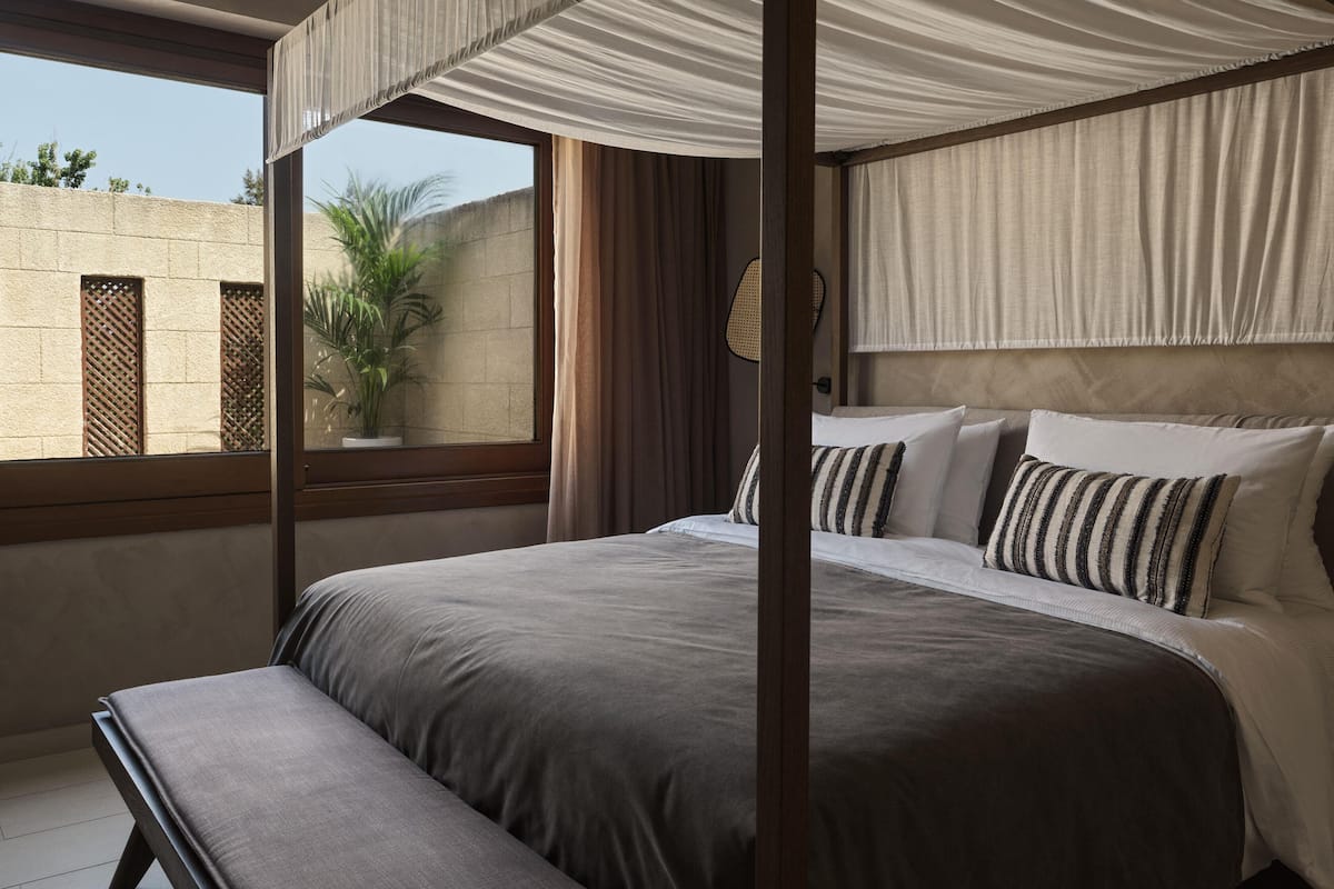 Ropa de cama de alta calidad, cubrecamas y minibar