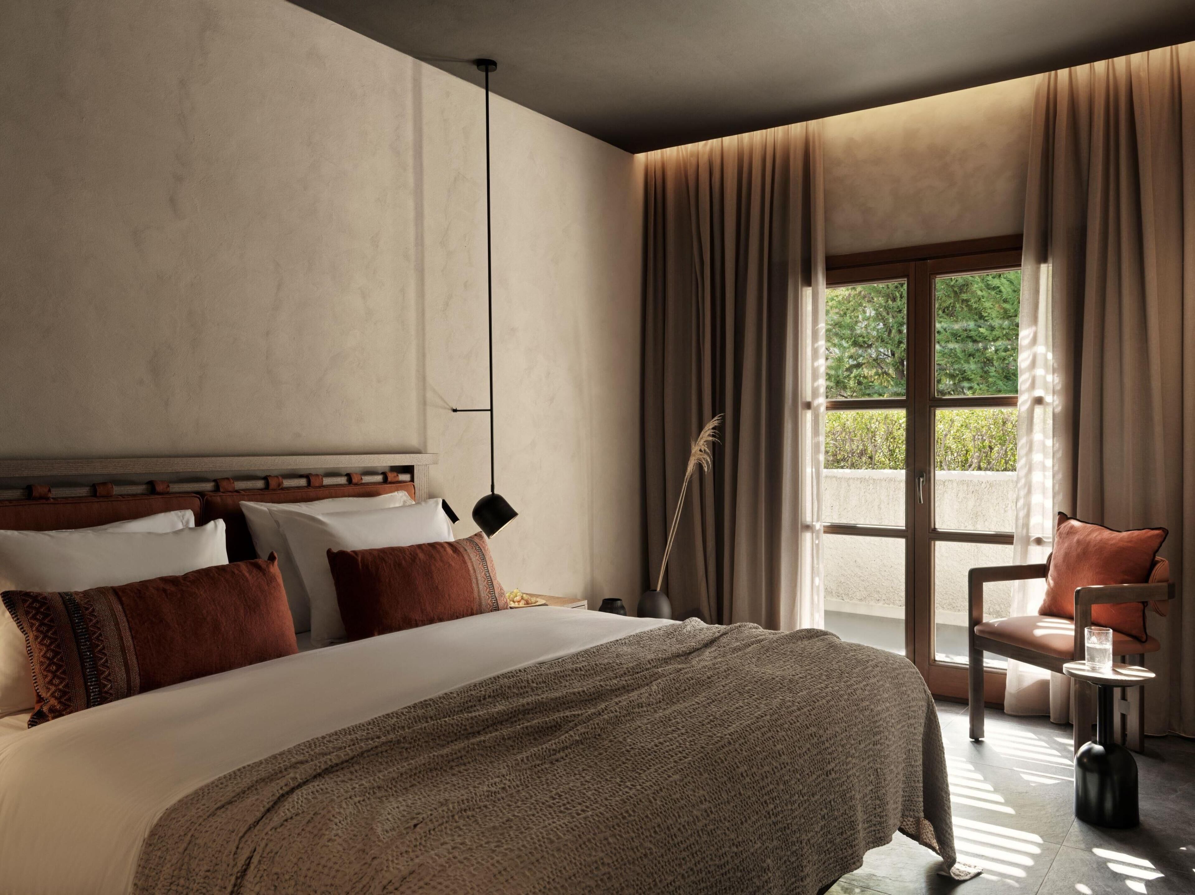 Premium bedding, down comforters, minibar, in-room safe