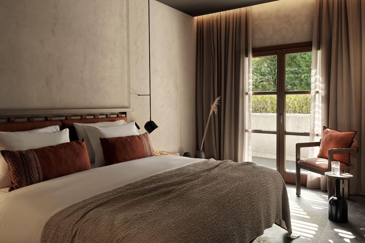 Ropa de cama de alta calidad, cubrecamas y minibar