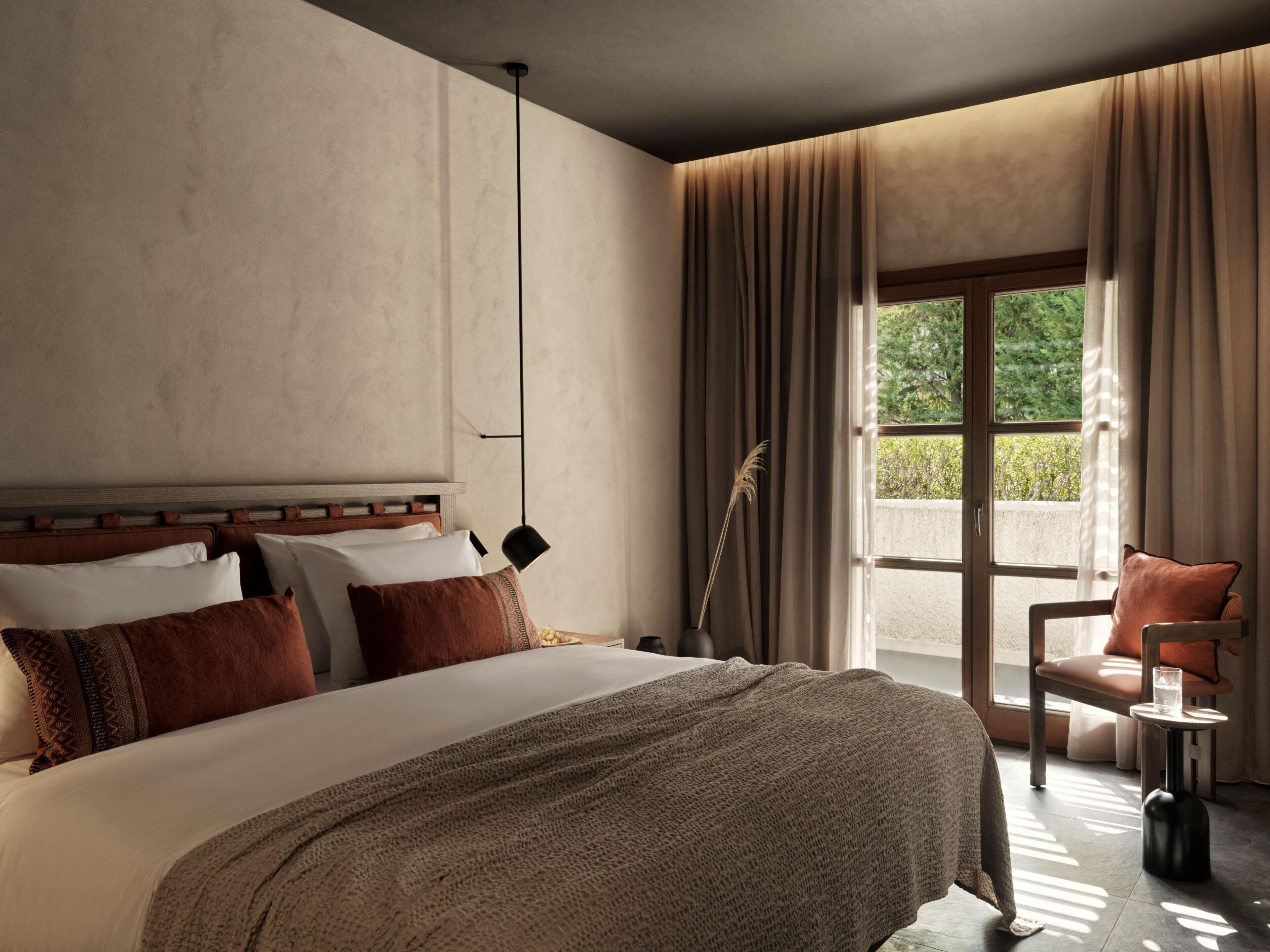 高档床上用品、羽绒被、迷你吧、客房内保险箱