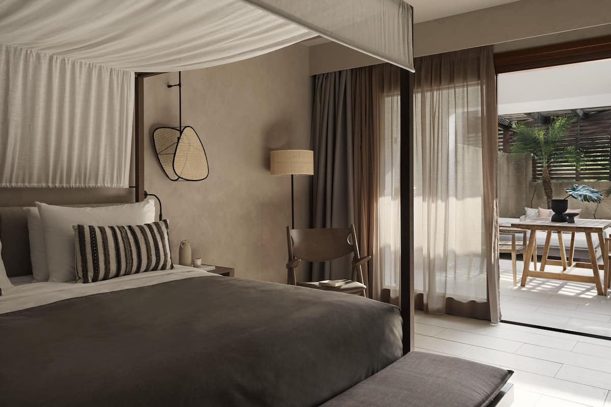 Ropa de cama de alta calidad, cubrecamas y minibar