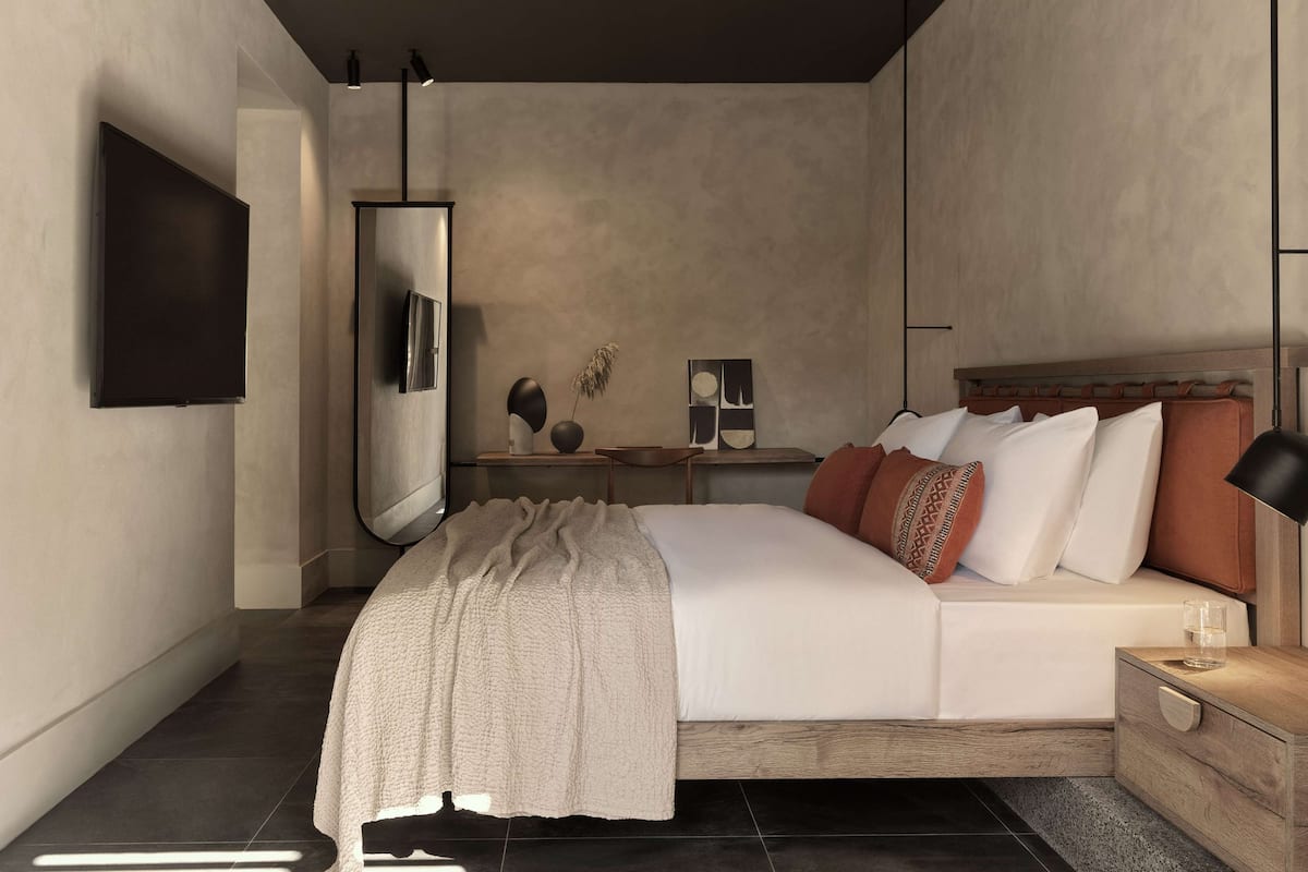 أغطية فراش متميزة وألحفة محشوة بالريش وميني بار وخزنة داخل الغرفة