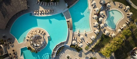 2 albercas al aire libre, sombrillas en la alberca y camastros