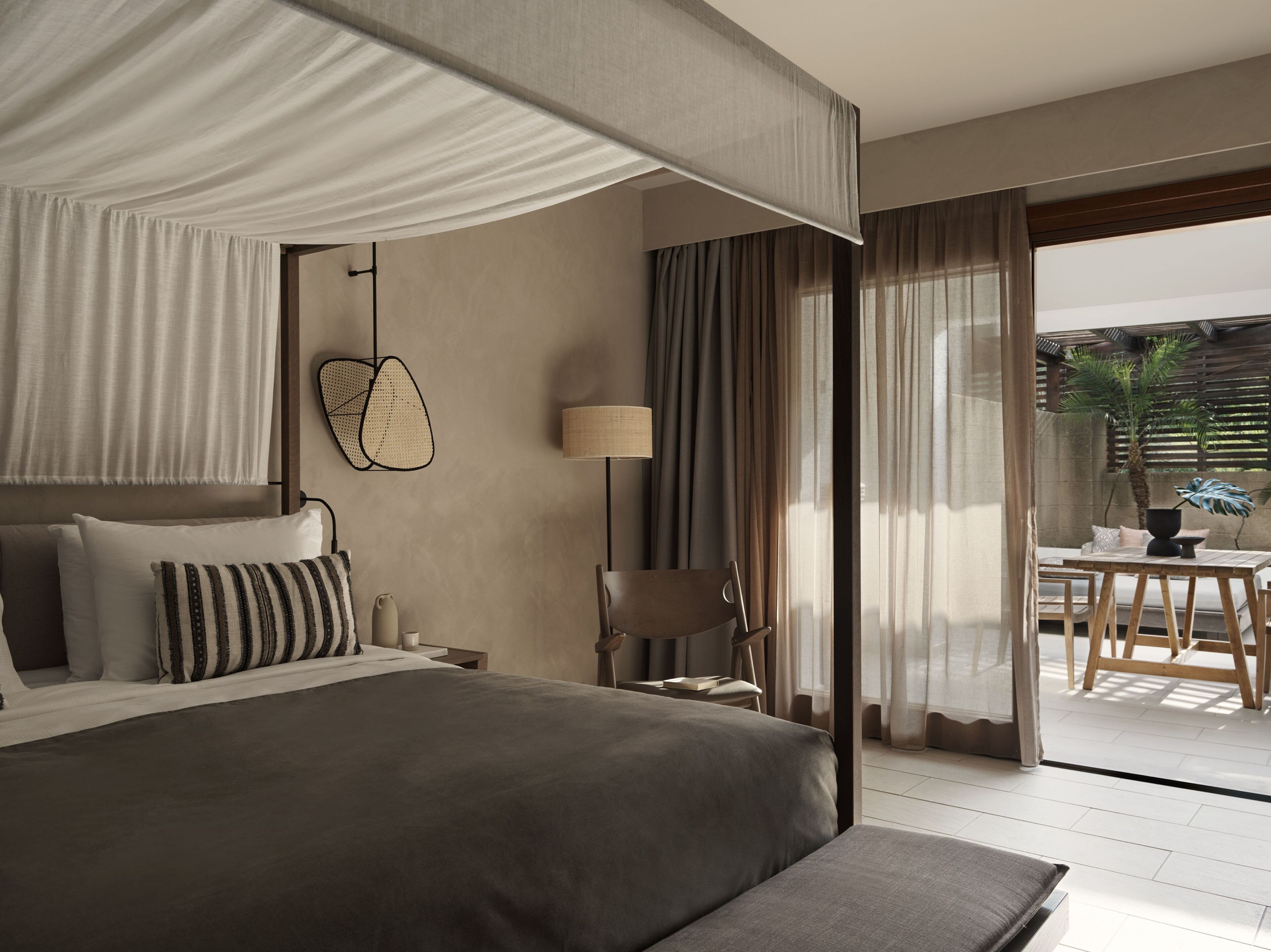 Ropa de cama de alta calidad, cubrecamas y minibar 