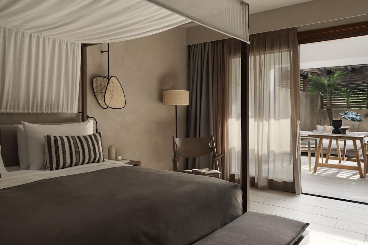 Ropa de cama de alta calidad, cubrecamas y minibar