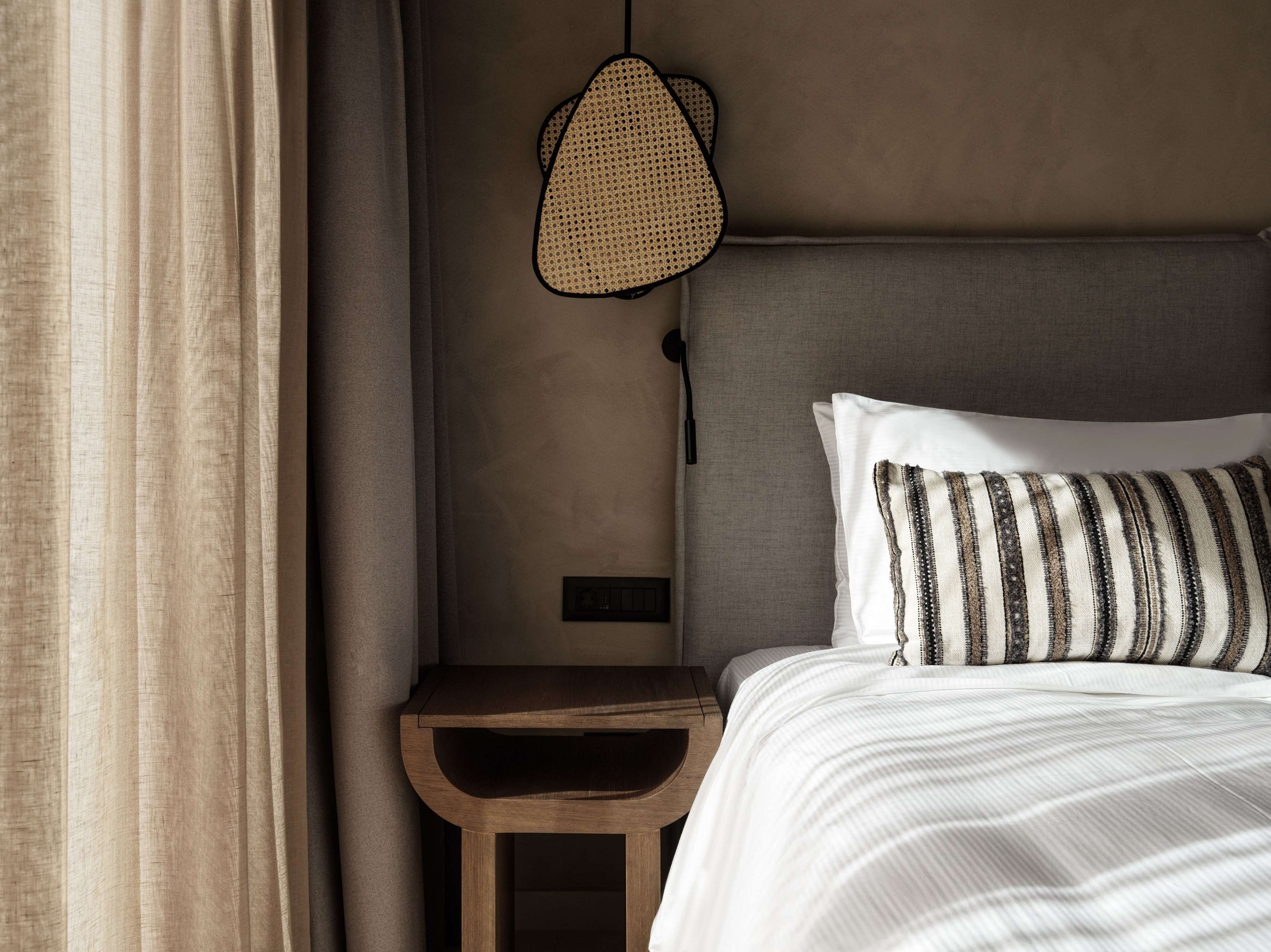 高級寝具、羽毛の掛け布団、ミニバー、セーフティボックス (室内)