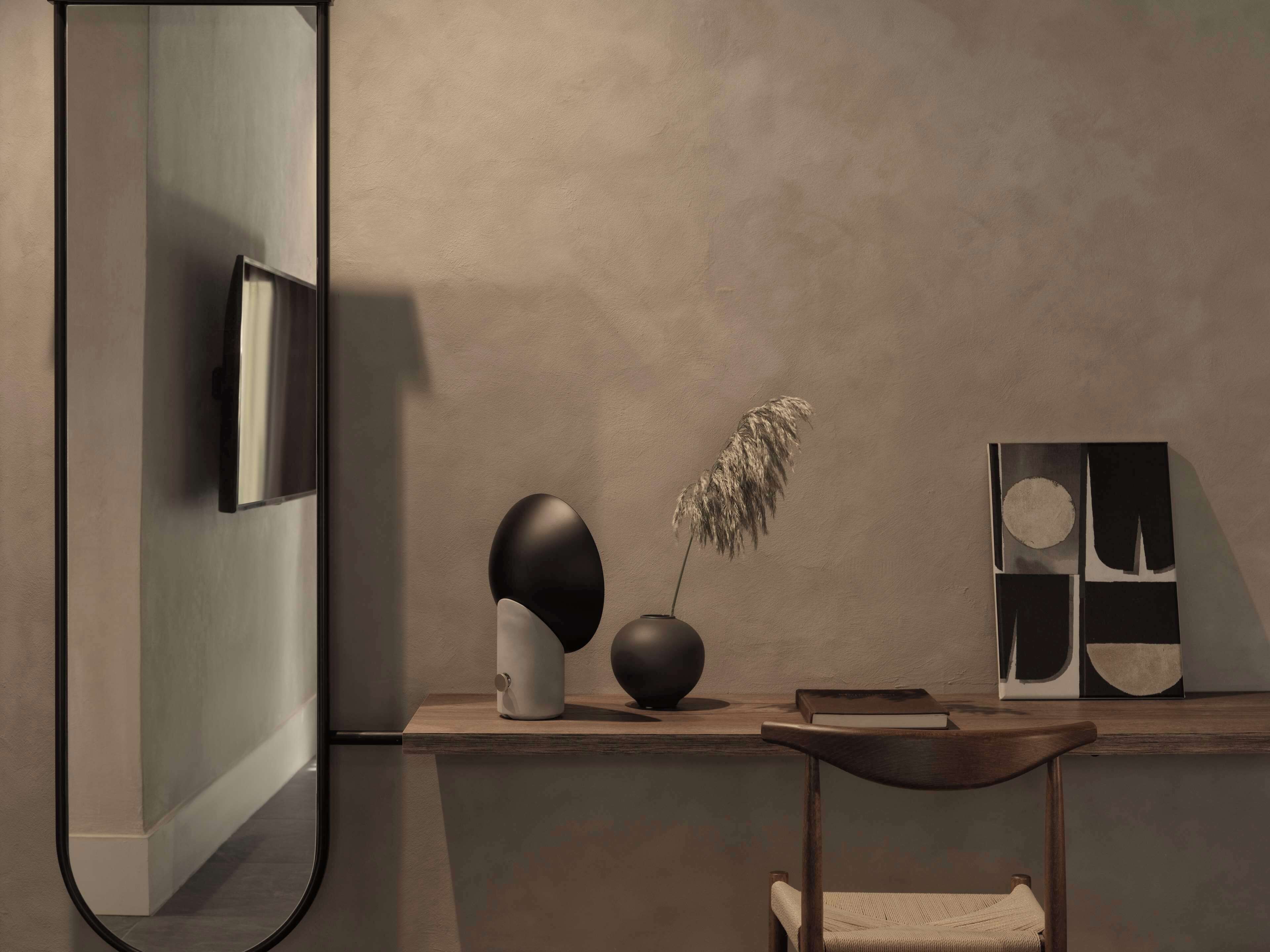 أغطية فراش متميزة وألحفة محشوة بالريش وميني بار وخزنة داخل الغرفة