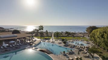 2 utendørsbassenger, bassengparasoller og solsenger