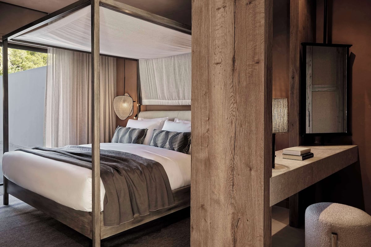 1 bedroom, premium bedding, down duvets, minibar