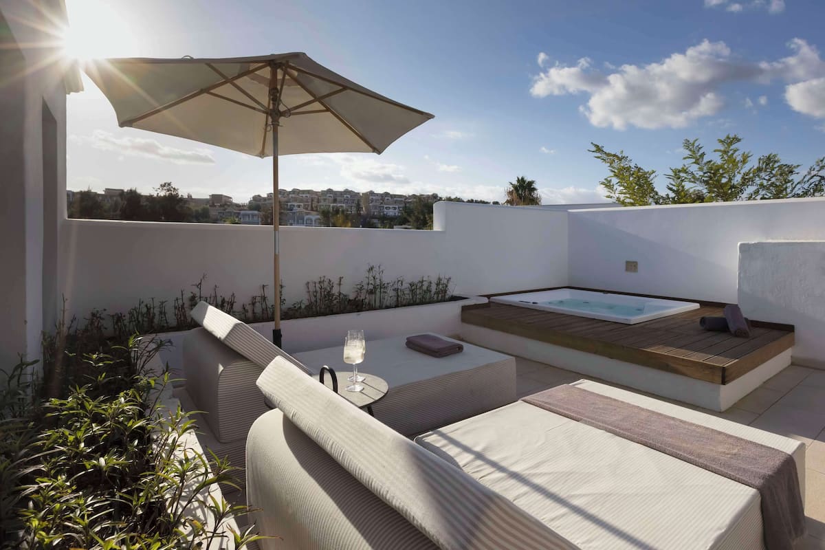 River Passage Junior Suite with Jetted Tub, King | Oppholdsområde | En 42-tommers LCD-TV med Parabol-TV