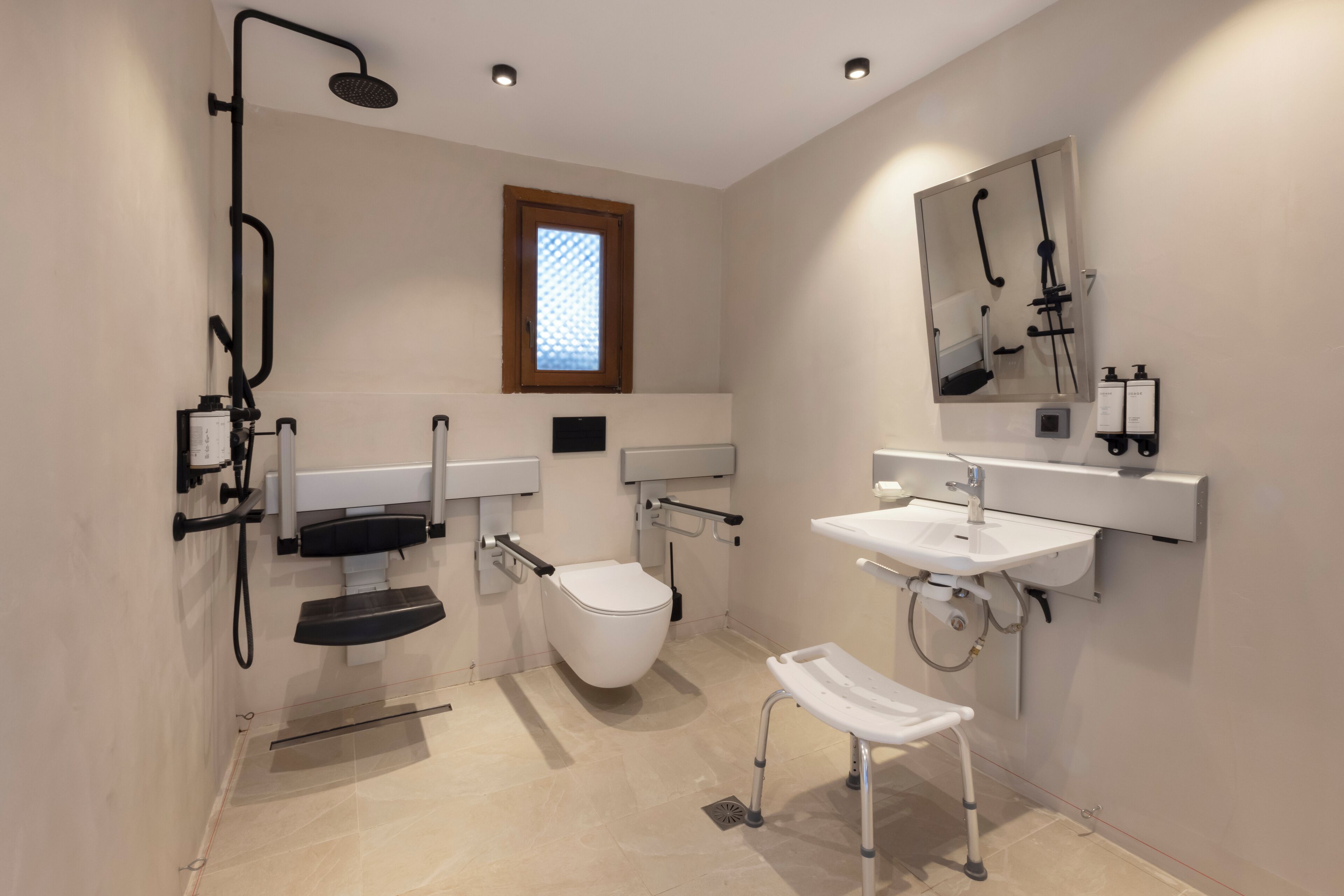 Une salle de bain moderne équipée de toilettes, d’un bidet, d’un lavabo et d’une douche.