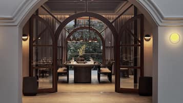 4 restaurants, breakfast, lunch, dinner served; Greek cuisine