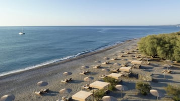 Privat strand, solsenger, parasoller og strandhåndklær