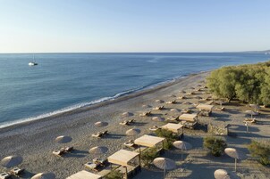 Playa privada, sillas reclinables de playa, sombrillas, toallas de playa