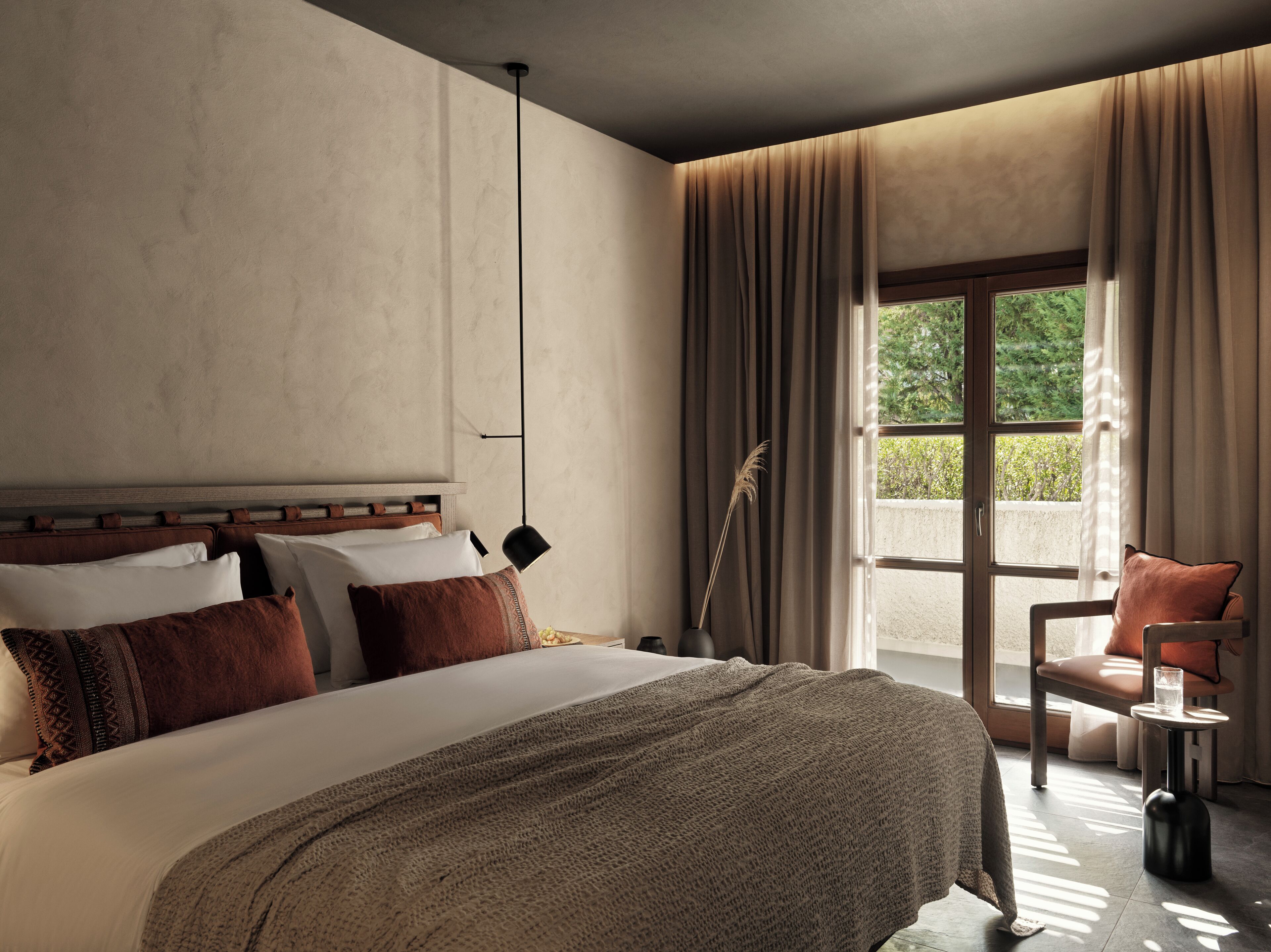 Ropa de cama de alta calidad, cubrecamas y minibar 