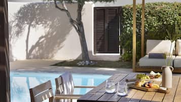 Tropical Bungalow Suite Private Pool | Sengetøy av topp kvalitet, dundyner, minibar og safe på rommet