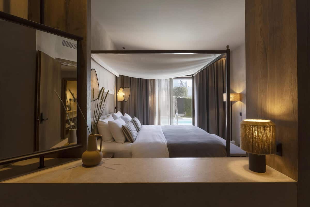 Ropa de cama de alta calidad, cubrecamas y minibar