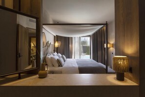 River Passage One Bedroom Private Pool Suite, King | 高級寢具、羽絨被、迷你吧、客房內保險箱