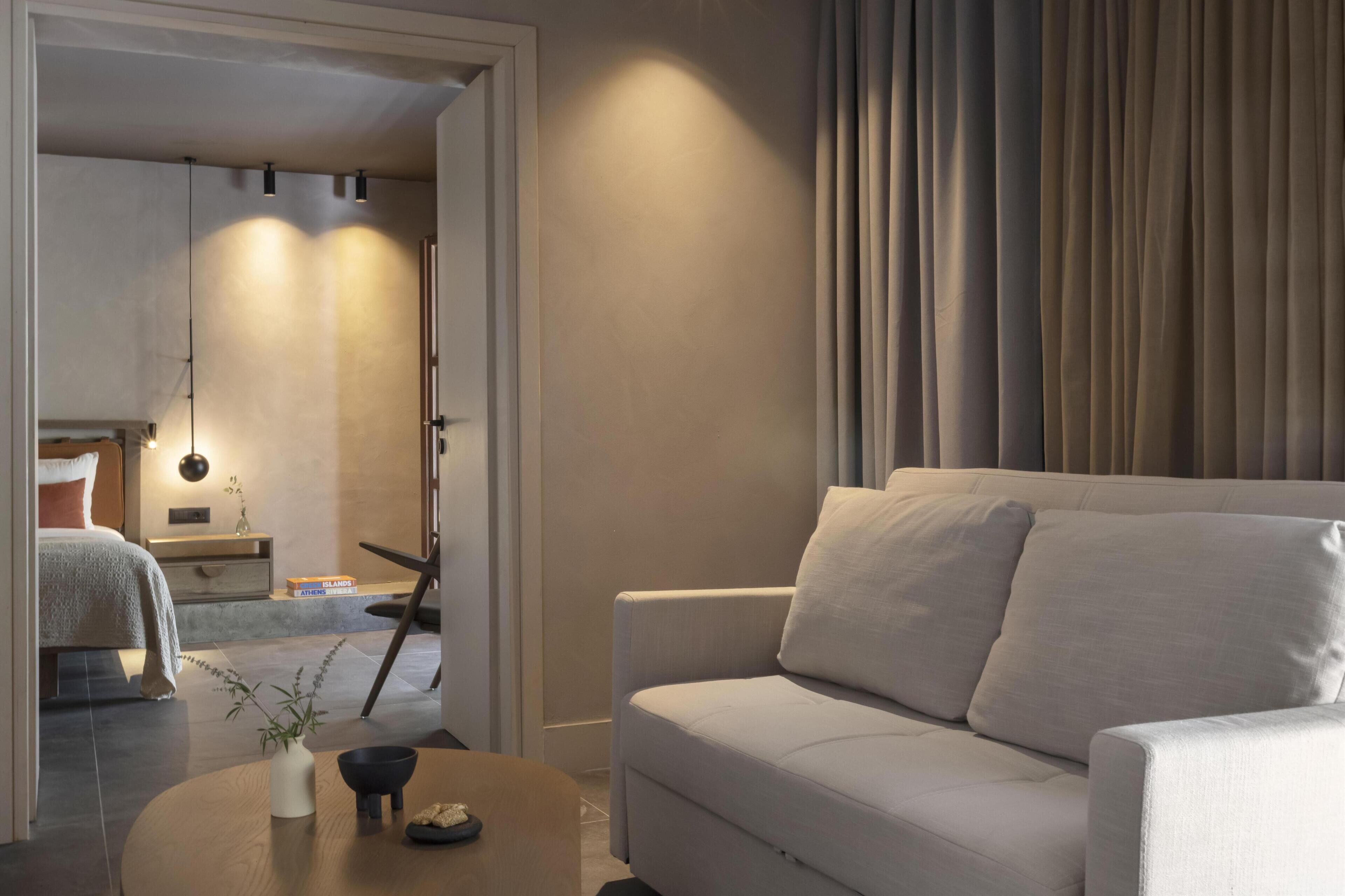 أغطية فراش متميزة وألحفة محشوة بالريش وميني بار وخزنة داخل الغرفة