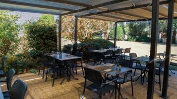 Déjeuner et dßner servis sur place, spécialités Cuisine française