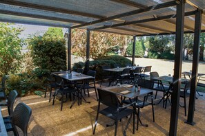 Se sirven almuerzos y cenas, cocina francesa