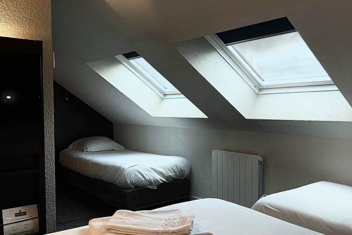 Chambre Standard, plusieurs lits, vue ville | Décoration personnalisée, bureau, rideaux occultants