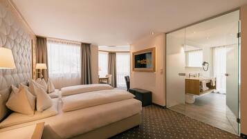 Hypo-allergenic bedding, minibar, cribs/infant beds